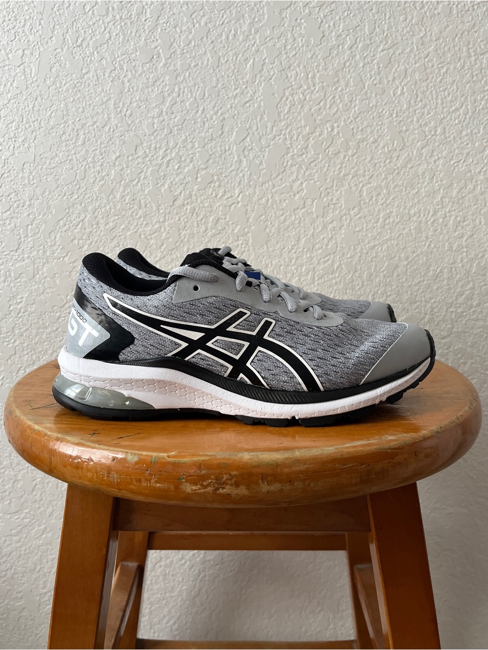 ASICS Kid’s Grey/Black Athletic Running Shoes Size 4.5